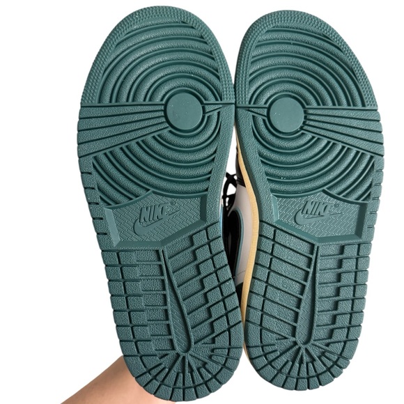 NIB Air Jordan 1 Mid SE - Picture 7 of 8